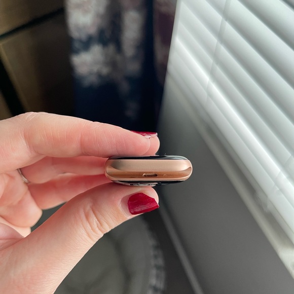 Rose Gold Apple Watch Series 5 | 40mm | GPS, Cellular | Bands & Charging Station - Picture 9 of 9